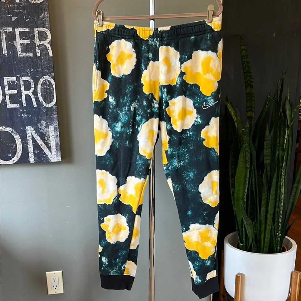 💃Nike XL Yellow Green Floral Club Fleece Lounge Joggers Pants - Picture 2 of 11